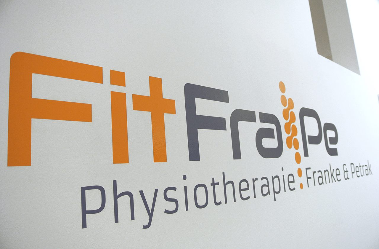<p>Aufgabe: Logoentwicklung für einen Dienstleister im Bereich Physiotherapie mit neuen Paxisräumen. Das Logo in grau und orange visualisiert mit der abstrahierten Wirbelsäule den Kernbereich des Leistungsspektrums. Ausgehend hiervon wurden die Praxisräume in weiß, orange und grau ausgestattet und so eine freundliche und aktivierende Atmosphäre geschaffen. Printmaterial zur Patientenansprache und -akquise wurden ebenfalls beauftragt.</p>